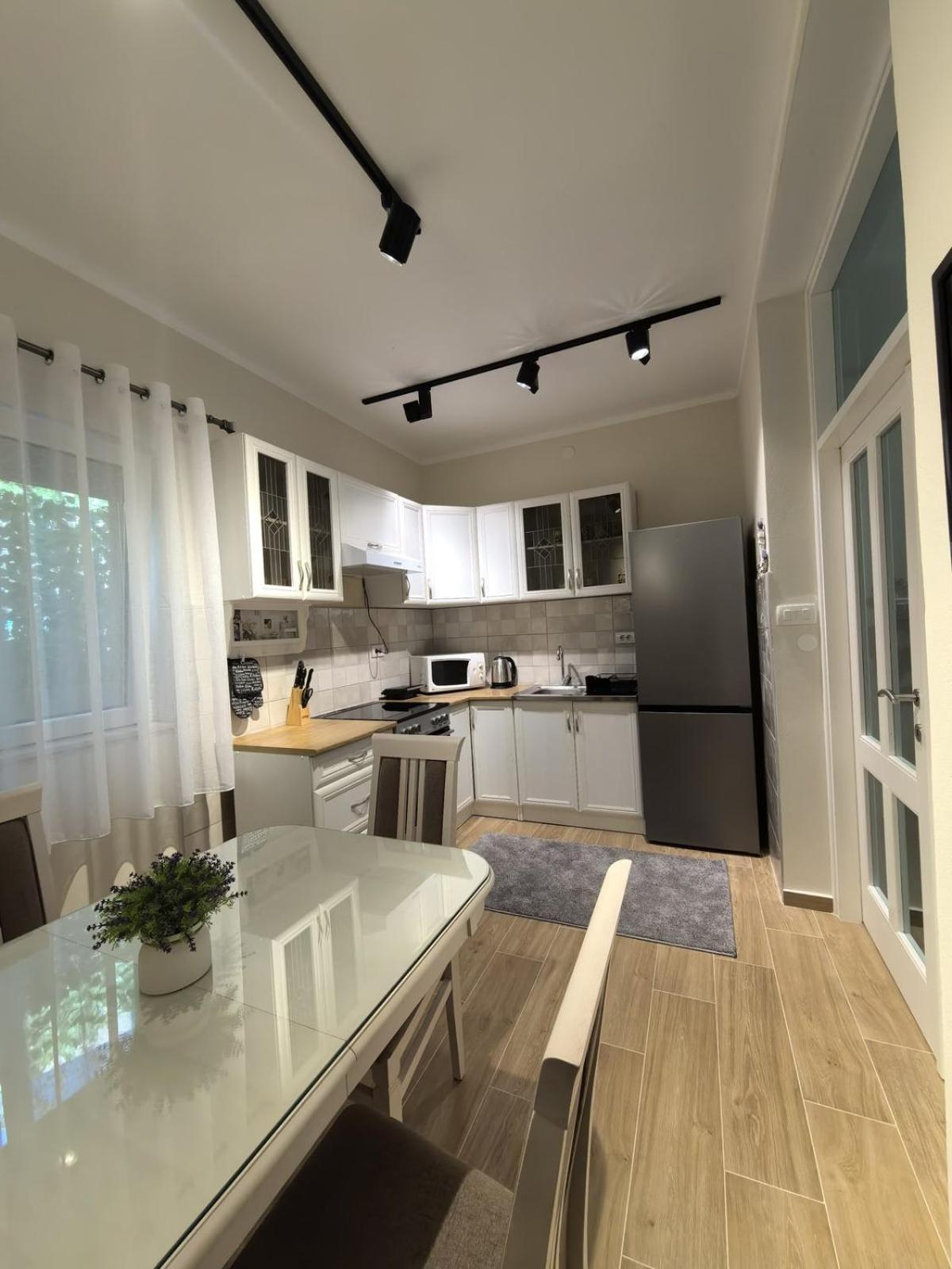 Sunny Hill - Parking - Fenced Garden - Luxury Loft * 科托尔